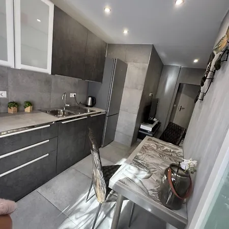 Apartment 4 *